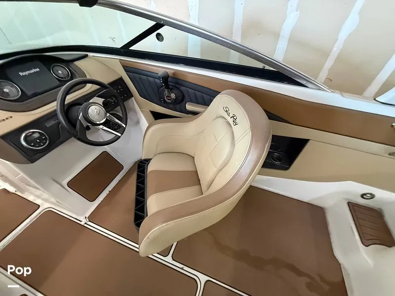 Slide: The Image of Sea Ray SLX230 2016 - 16223603