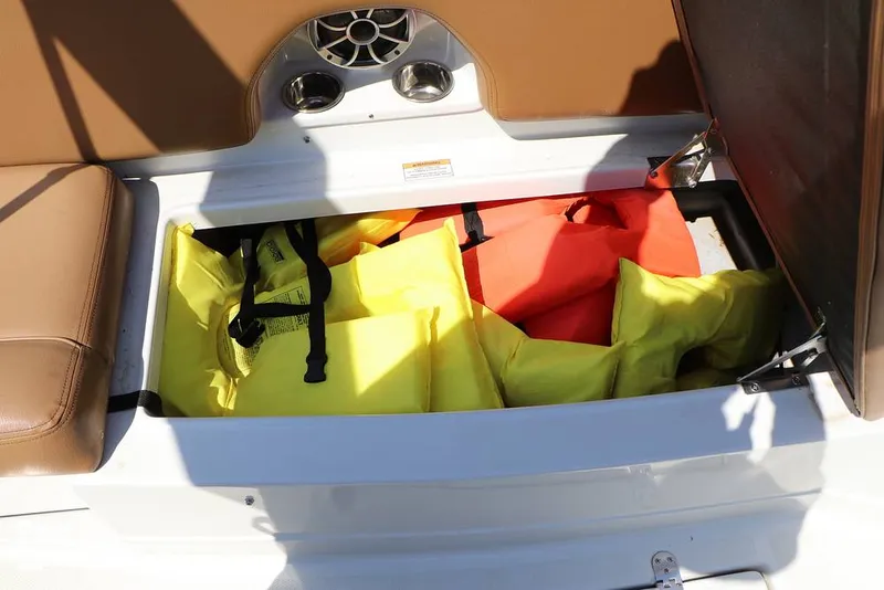 Slide: The Image of Crownline Boats E225 XS 2023 - 16295675