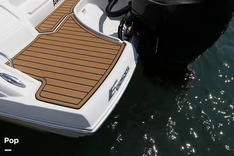 Slide: The Image of Crownline Boats E225 XS 2023 - 16295663