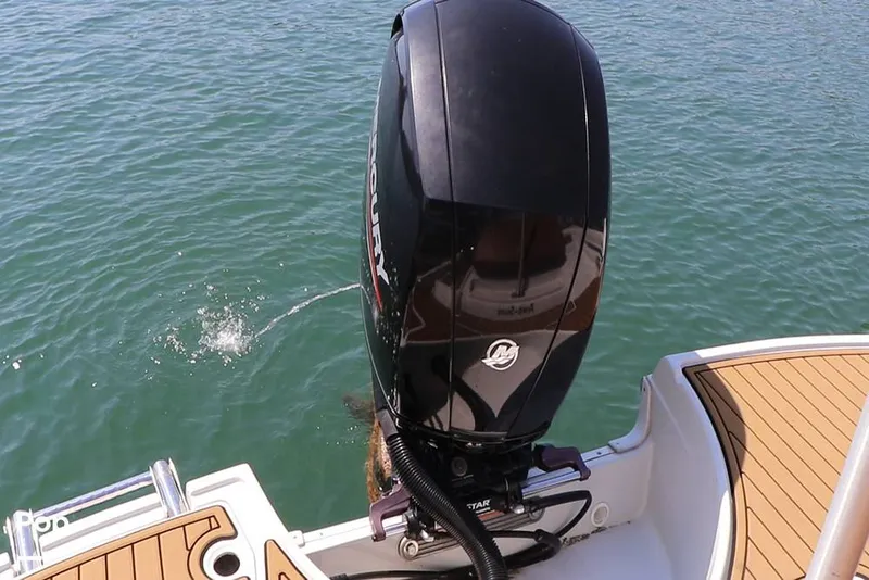 Slide: The Image of Crownline Boats E225 XS 2023 - 16295665