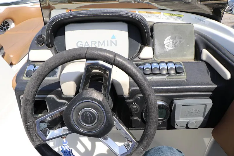 Slide: The Image of Crownline Boats E225 XS 2023 - 16295628