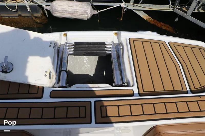 Slide: The Image of Crownline Boats E225 XS 2023 - 16295631
