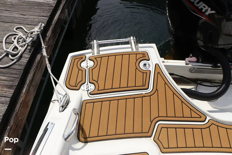 Slide: The Image of Crownline Boats E225 XS 2023 - 16295651