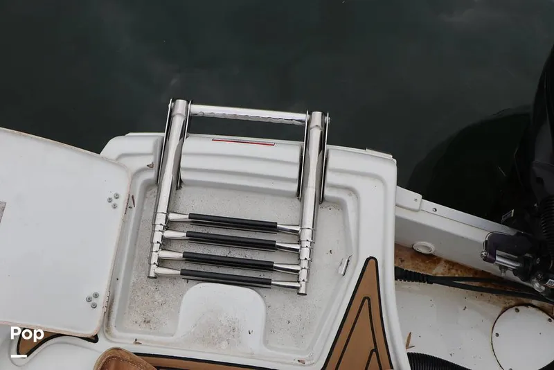 Slide: The Image of Crownline Boats E235 XS 2023 - 16143224