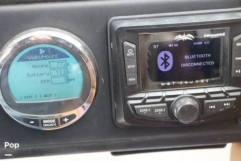 Slide: The Image of Crownline Boats E235 XS 2023 - 16143247