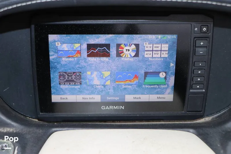 Slide: The Image of Crownline Boats E235 XS 2023 - 16143251