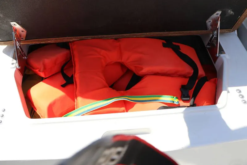 Slide: The Image of Crownline Boats E235 XS 2023 - 16295576