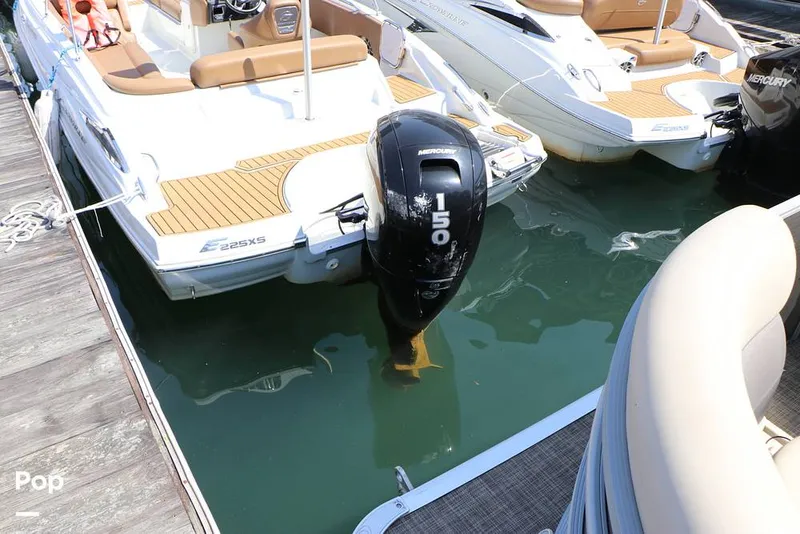 Slide: The Image of Crownline Boats E225 XS OB 2023 - 16295751