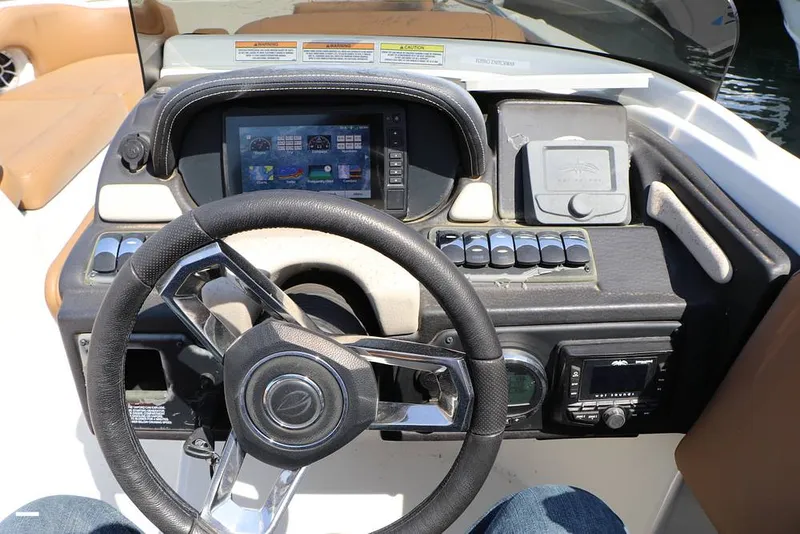 Slide: The Image of Crownline Boats E225 XS OB 2023 - 16295763