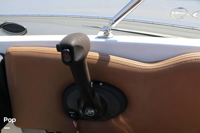 Slide: The Image of Crownline Boats E225 XS OB 2023 - 16295764