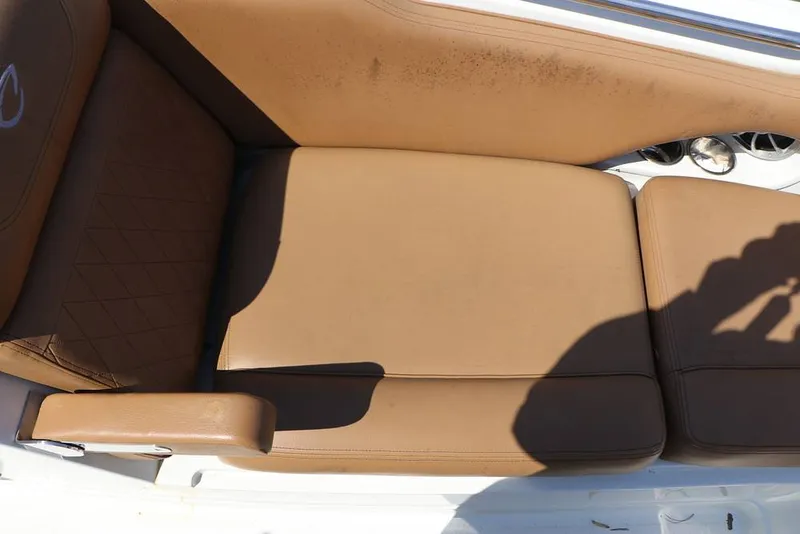 Slide: The Image of Crownline Boats E225 XS OB 2023 - 16295786