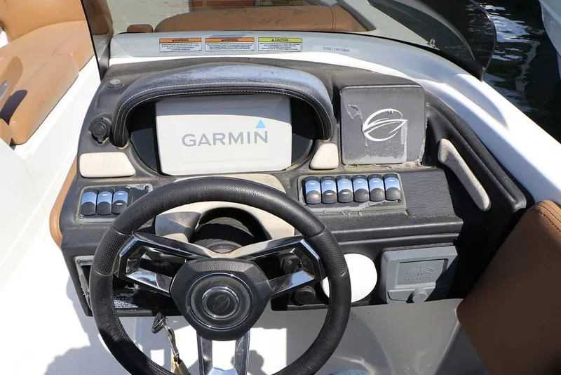 Slide: The Image of Crownline Boats E225 XS OB 2023 - 16295793