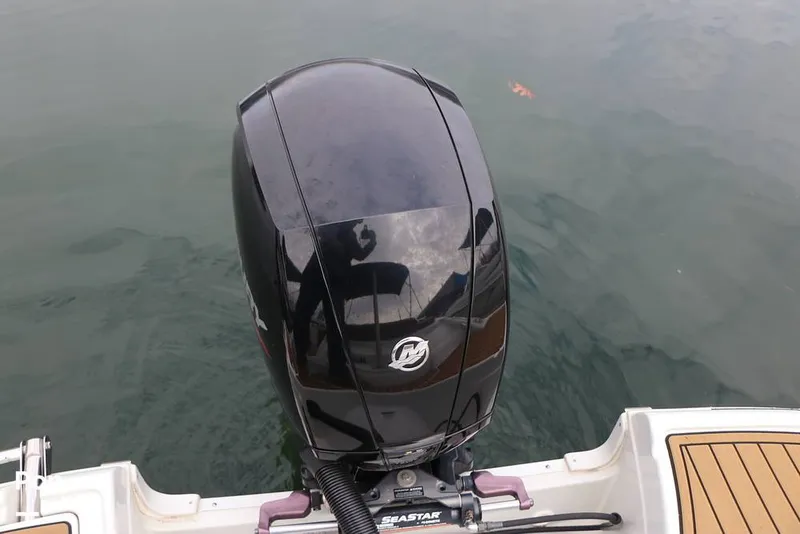 Slide: The Image of Crownline Boats E225 XS 2023 - 16142971