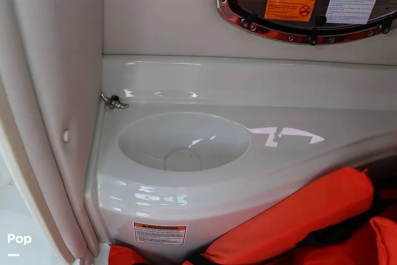 Slide: The Image of Crownline Boats E235 XS 2023 - 16143170