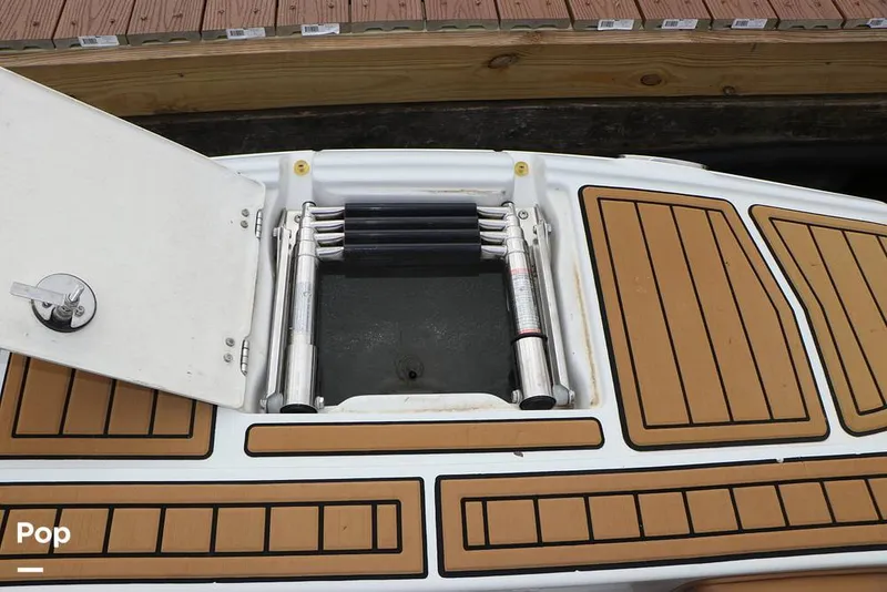 Slide: The Image of Crownline Boats E235 XS 2023 - 16143198