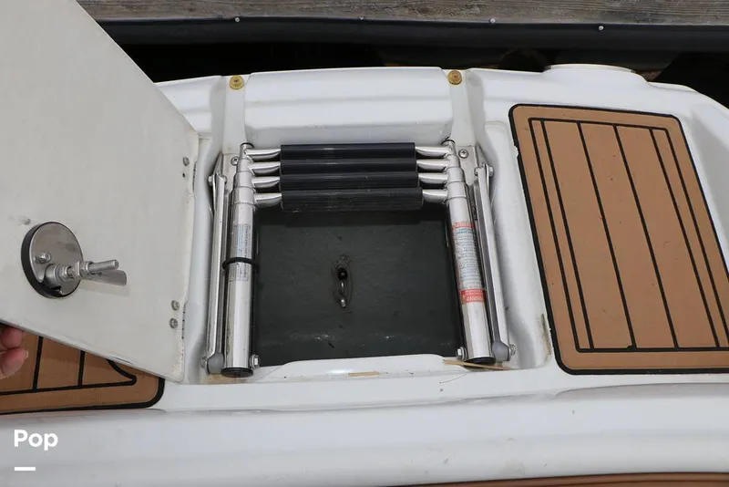 Slide: The Image of Crownline Boats E235 XS 2023 - 16143119