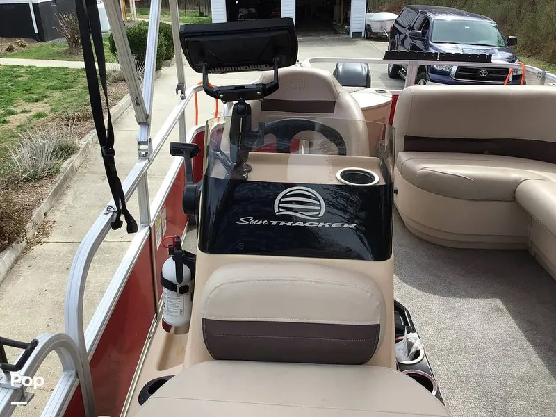 Slide: The Image of Sun Tracker Bass Buggy 18 DLX 2017 - 16273452