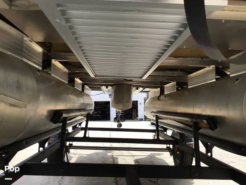 Slide: The Image of Sun Tracker Bass Buggy 18 DLX 2017 - 16273468