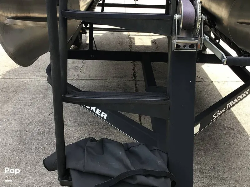 Slide: The Image of Sun Tracker Bass Buggy 18 DLX 2017 - 16273474