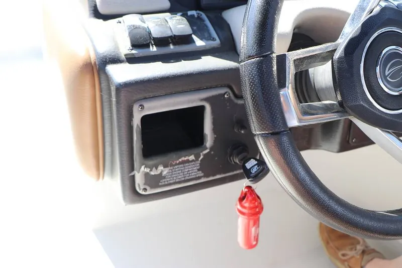 Slide: The Image of Crownline Boats E225 XS 2023 - 16368657