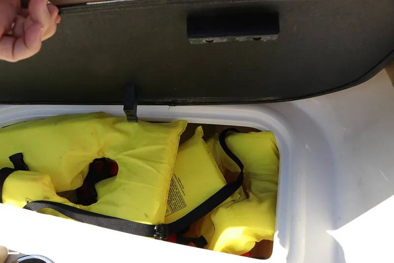 Slide: The Image of Bayliner VR6 OB 2024 - 16368603