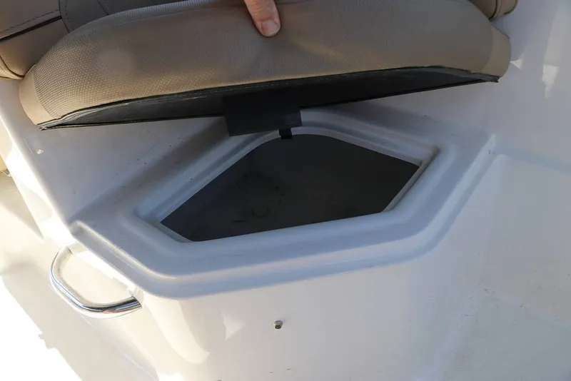 Slide: The Image of Bayliner VR6 OB 2024 - 16368505