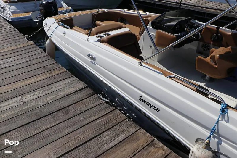 Slide: The Image of Crownline Boats E225 XS 2023 - 16368516