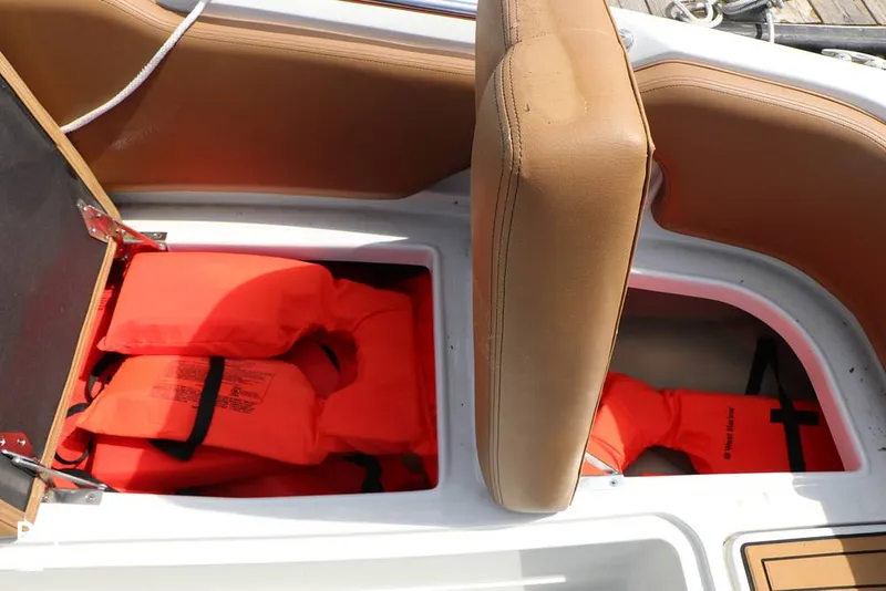 Slide: The Image of Crownline Boats E230XS 2025 - 16325015