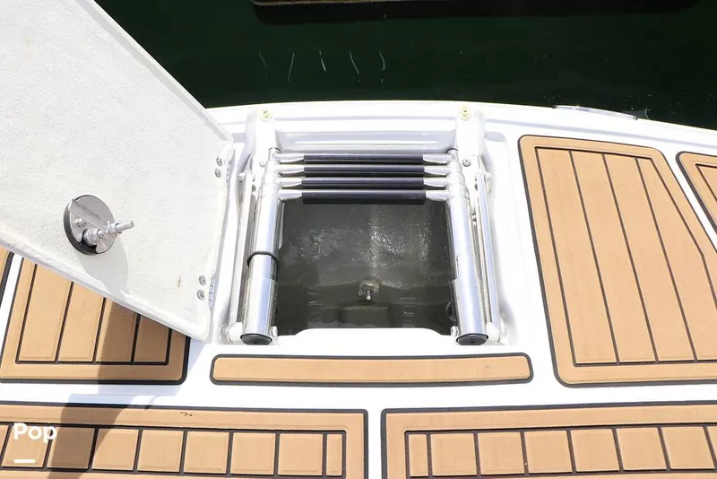 Slide: The Image of Crownline Boats E230XS 2025 - 16324945