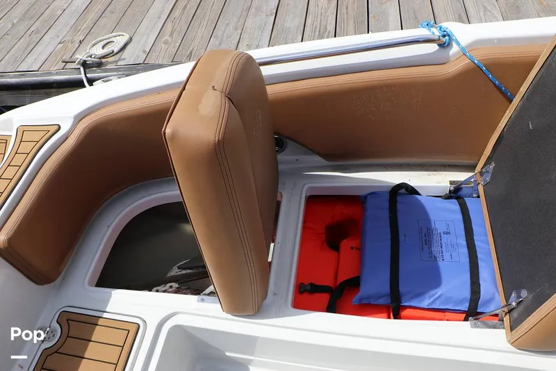 Slide: The Image of Crownline Boats E230XS 2025 - 16324940