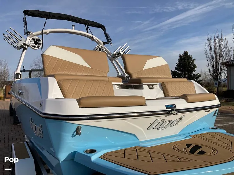 Slide: The Image of Wakeboard Observer Seats - 16169603