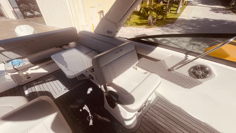 Slide: The Image of Sea Ray 250 SDX OUTBOARD 2021 - 24