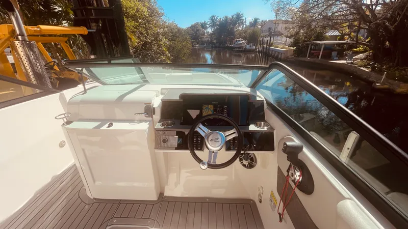 Slide: The Image of Sea Ray 250 SDX OUTBOARD 2021 - 25