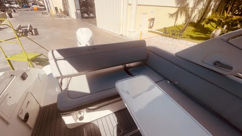 Slide: The Image of Sea Ray 250 SDX OUTBOARD 2021 - 31