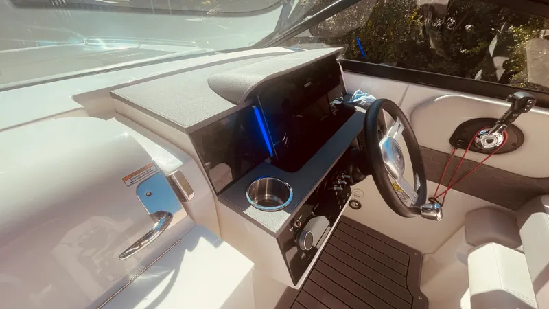 Slide: The Image of Sea Ray 250 SDX OUTBOARD 2021 - 38