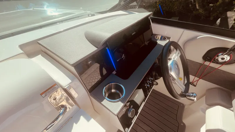 Slide: The Image of Sea Ray 250 SDX OUTBOARD 2021 - 39