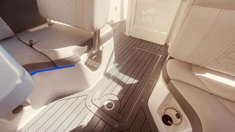 Slide: The Image of Sea Ray 250 SDX OUTBOARD 2021 - 44