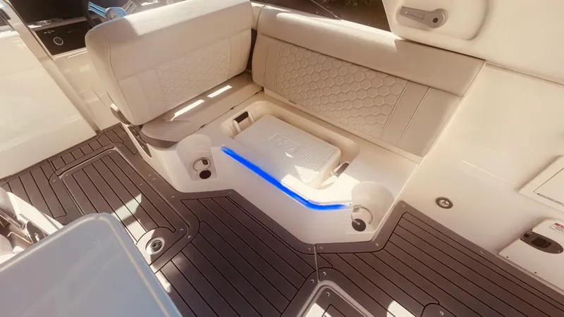 Slide: The Image of Sea Ray 250 SDX OUTBOARD 2021 - 45