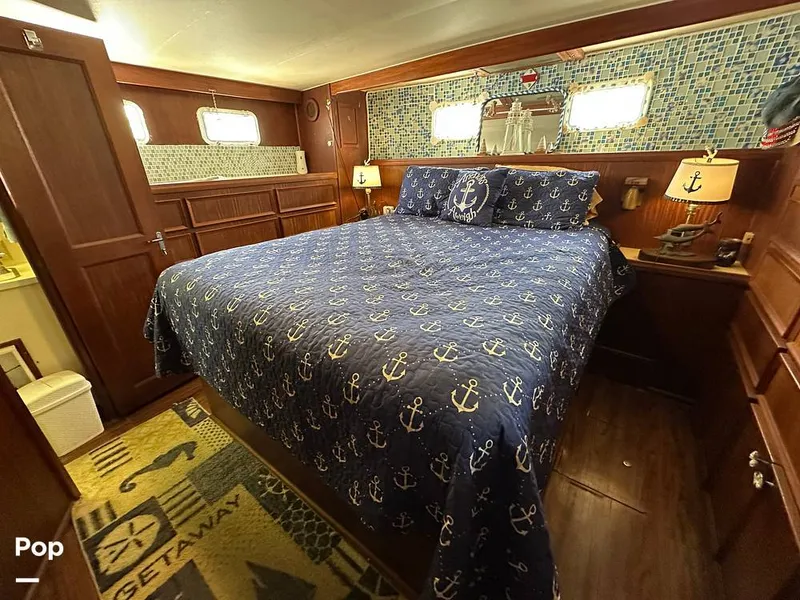 Slide: The Image of Hatteras 43 Double Cabin 1979 - 16267667