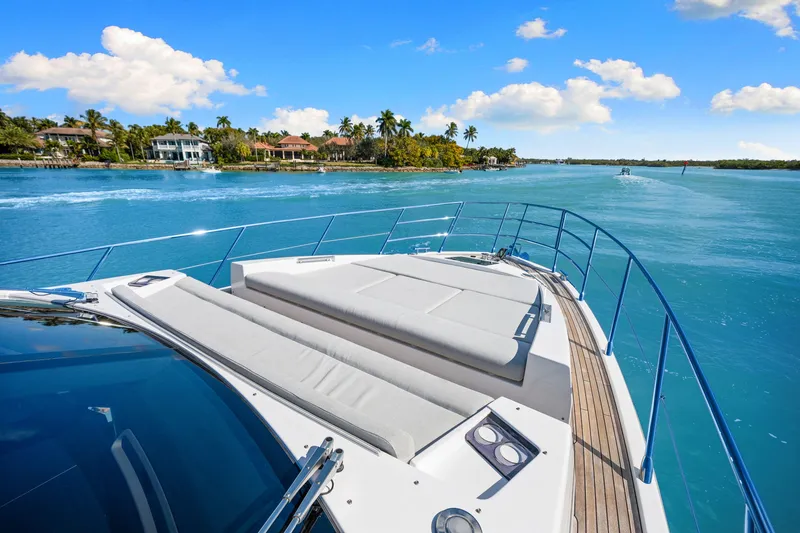 Slide: The Image of Azimut S6 2022 - 23