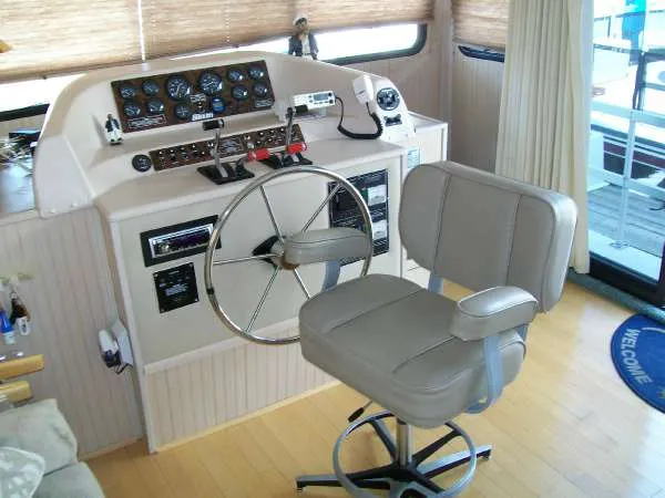 Slide: The Image of Helm of a 1999 Gibson 44 Standard houseboat. - 11