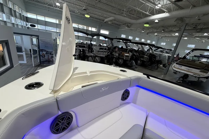 Slide: The Image of Scout 240 XSF 2026 - 37