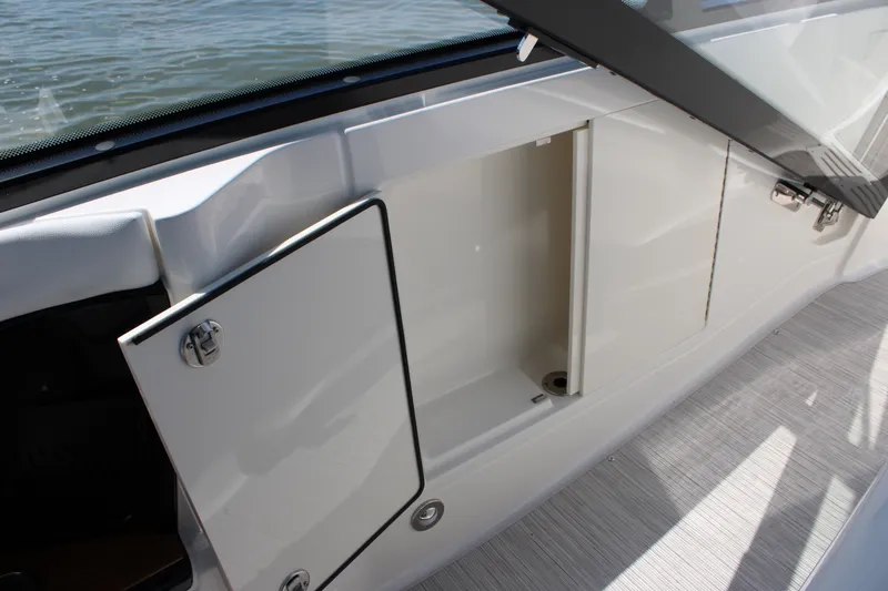 Slide: The Image of Sea Ray Sundancer 370 Outboard 2026 - 48