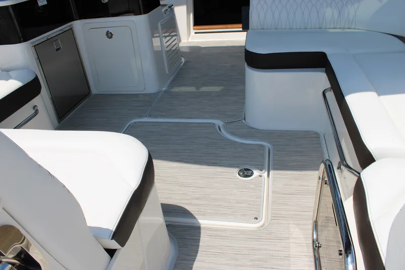 Slide: The Image of Sea Ray Sundancer 370 Outboard 2026 - 67