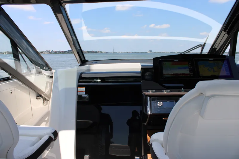 Slide: The Image of Sea Ray Sundancer 370 Outboard 2026 - 74
