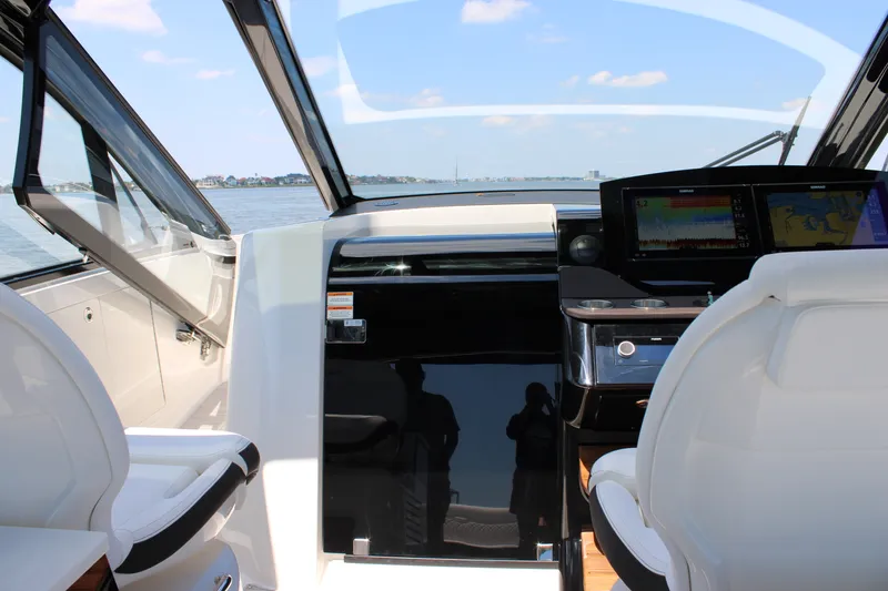 Slide: The Image of Sea Ray Sundancer 370 Outboard 2026 - 75