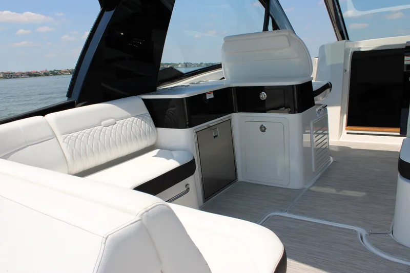 Slide: The Image of Sea Ray Sundancer 370 Outboard 2026 - 76