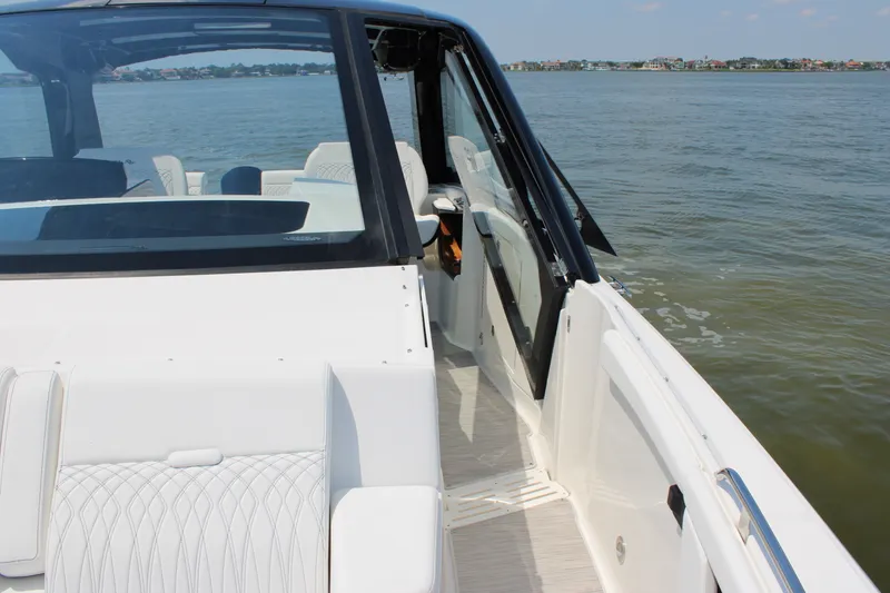 Slide: The Image of Sea Ray Sundancer 370 Outboard 2026 - 87