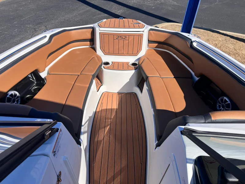 Slide: The Image of Yamaha 252SE 2026 - 12