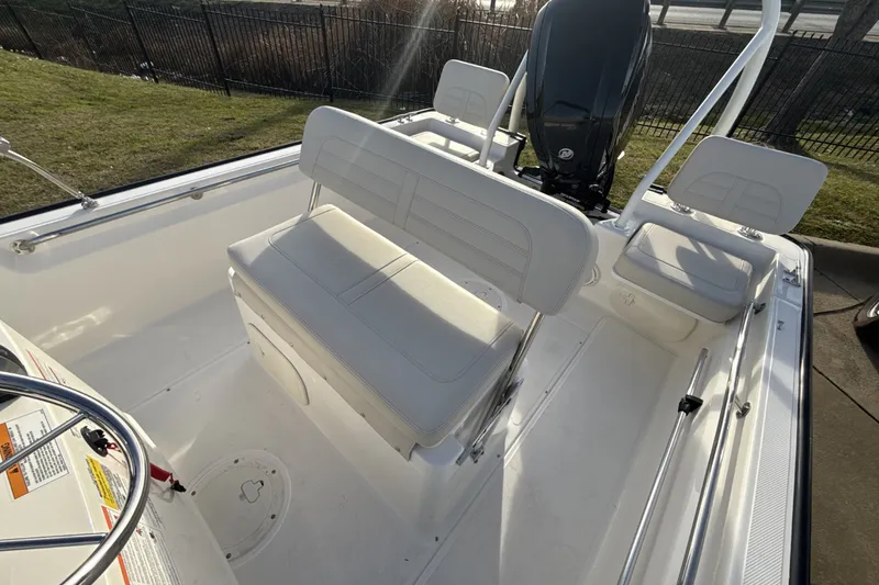 Slide: The Image of Boston Whaler 170 Montauk 2026 - 14